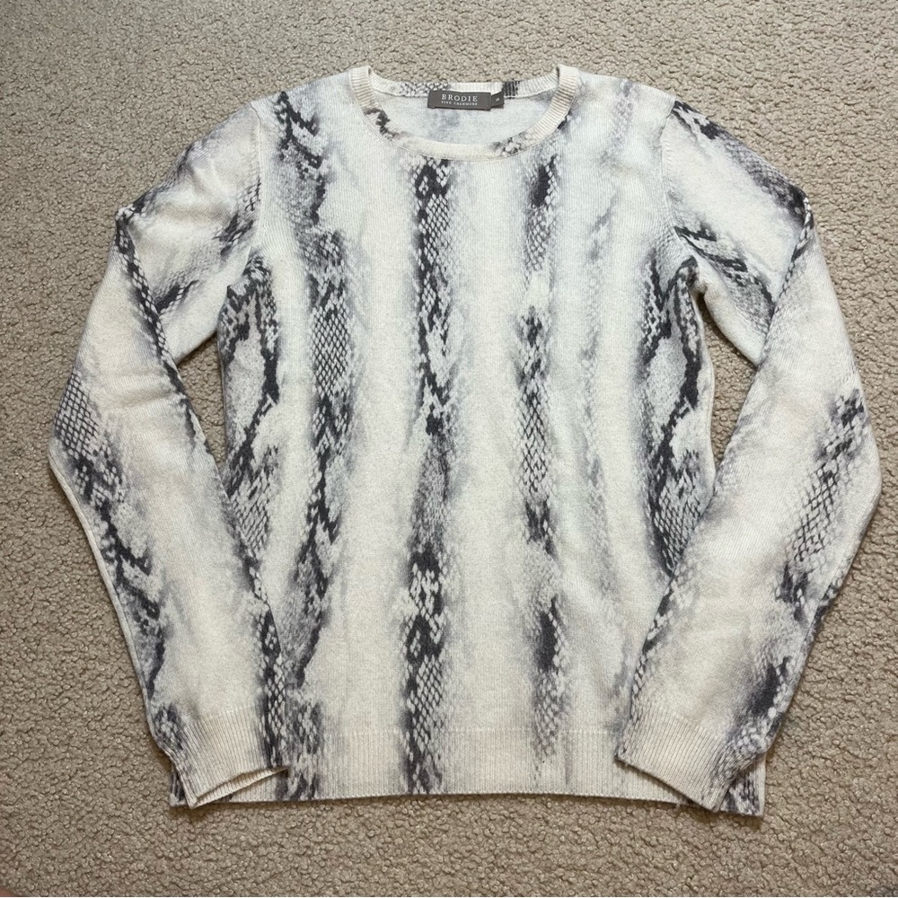 BRODIE fine cashmere grey snake skin print ivory sweater size small